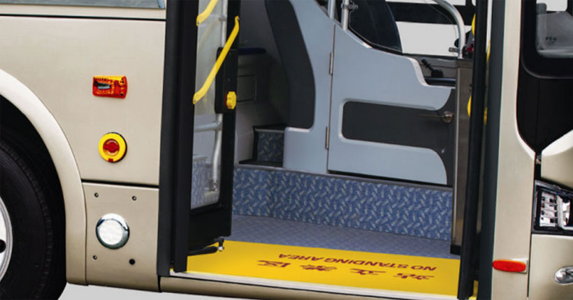 亚星10米纯电动城市客车上客区