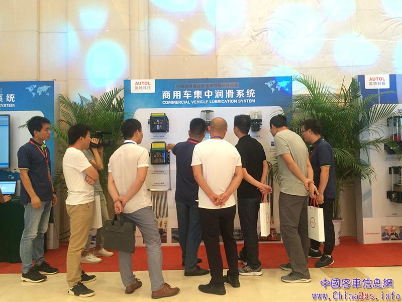 嘉宾们在参观机械润滑暨设备健康管理科技成果