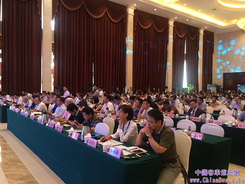 与会嘉宾们认真聆听
