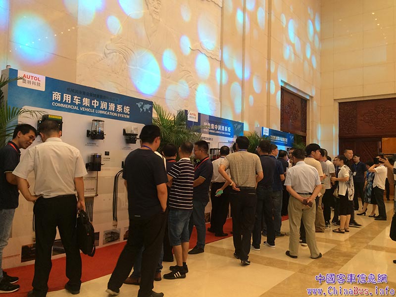 开幕式结束后，在正式论坛开始前的茶歇期间，与会嘉宾参观机械润滑暨设备健康管理成果