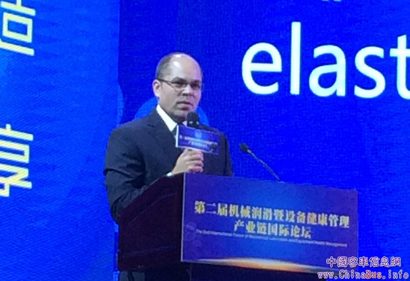 德国克劳斯塔尔大学摩擦所专家Jan-Dirk Gerken（给尔肯）以《Lubrication in highly loaded elastohydrodynamic contacts》（重载弹流接触下的润滑行为）为题发表演讲。