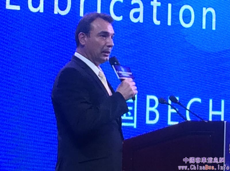 德国BECHEM公司 Frank Reichmann（赖克曼），以《The BECHEM Rheometer Curve to calculate Grease Flow in Central Lubrication Systems》（集中润滑系统中计算脂流动的倍可流变曲线）为题做专题演讲。