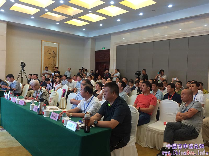 与会嘉宾认真聆听演讲