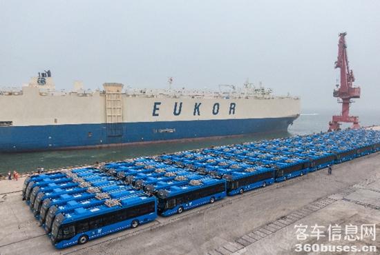 宇通出口墨西哥的双源无轨电车.jpg