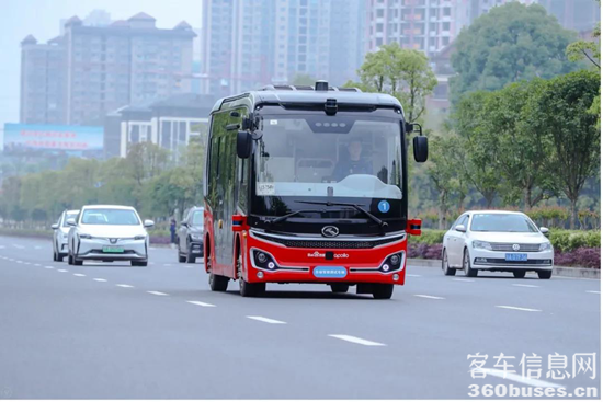 金龙自动驾驶巴士robobus助力全国首个自动驾驶公交车项目投运.png