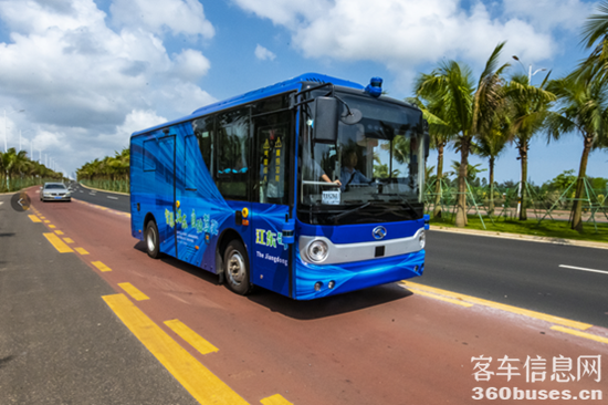 金龙“自动驾驶“巴士在海口江东新区首次试运行.png