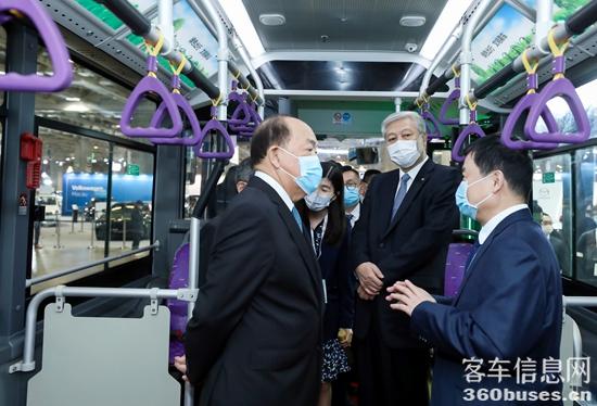 澳门特别行政区行政长官贺一诚（左一），南光集团董事长傅建国（右二）等领导参观中通客车.jpg