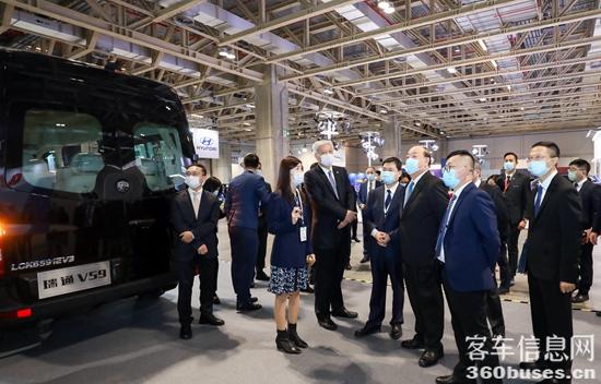 参观中通客车展位2.jpg