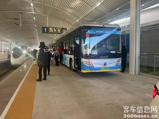 福田欧辉福祉车在张家口高铁站完成接驳工作.jpg