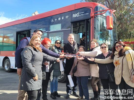 智利交通部长胡安·卡洛斯·穆尼奥斯与现场民众在车前合影.jpg
