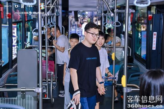 3路人坐车.jpg