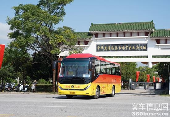 服务红色旅游的中通H9旅团客车.jpg