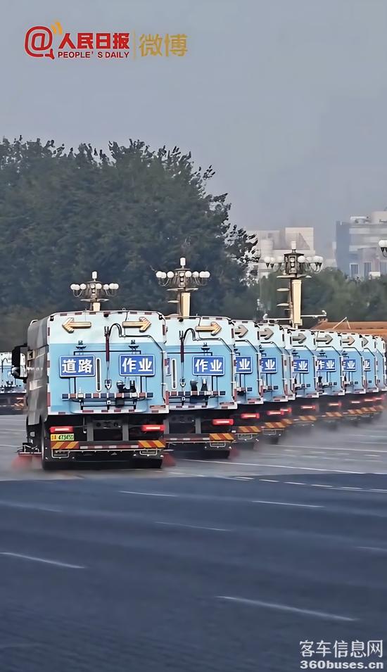 2、车队驶过长安街.jpg