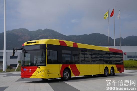 1761701758129183.jpg 3 发往北欧的15米金旅纯电动公交车.JPG