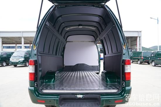 金旅龙运850拥有宽敞的内部空间.JPG