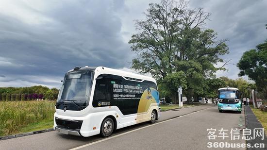 3 驰睿自动驾驶巴士在大理洱海承担游客通勤接驳任务.jpg