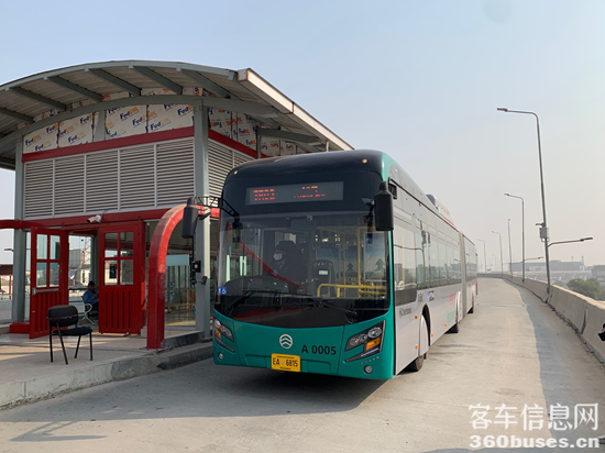 5 在巴基斯坦白沙瓦运行的金旅客车.png