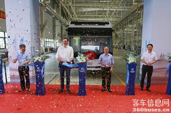 1783502499842278.jpg 金旅客车-Ebusco首台18米碳纤维新能源客车下线.jpg