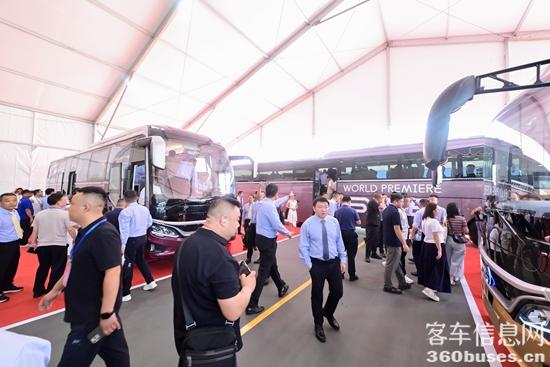 1786088965135951.jpg 7 现场客户参观乾途样车.jpg