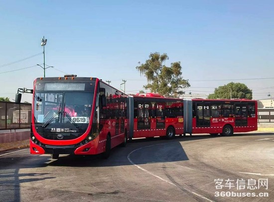 在墨西哥街头行驶的宇通26米巴士.jpg