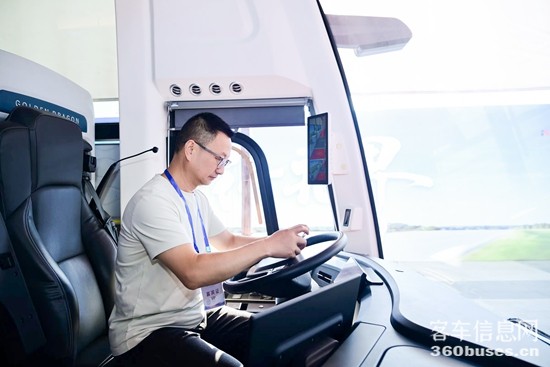 7 现场客户体验乾途新车.jpg