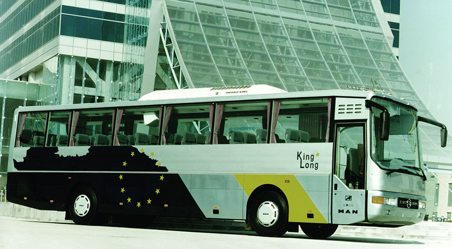 1994年，自主设计第一代豪华旅游客车XMQ6120